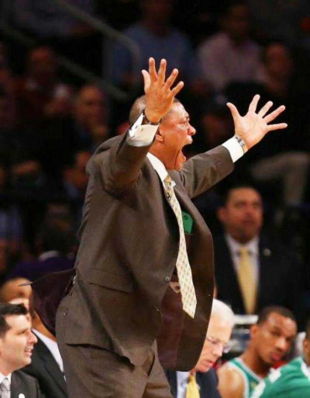 教练在布置战术时讲到了常用的比赛阵型